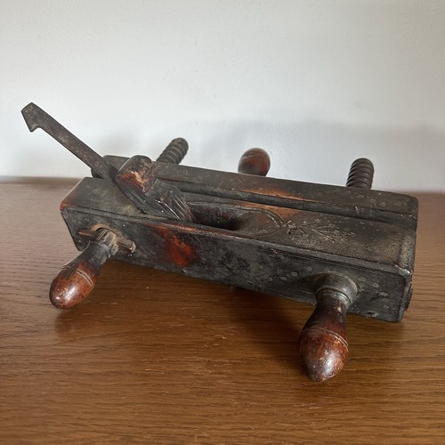 Antiker holz hobel geschnitzt - holz,