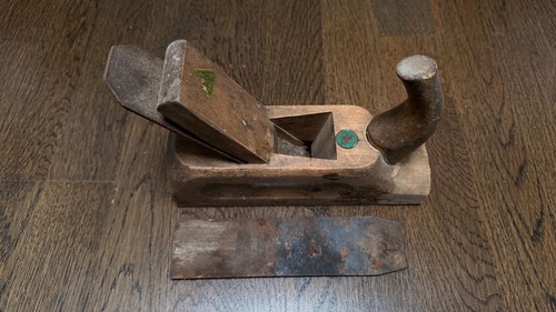 Antiker holzhobel mit - holzhobel,